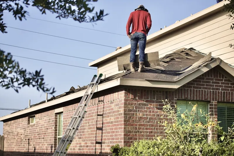 Professional roofer working on a residential roof in Villa de Paz